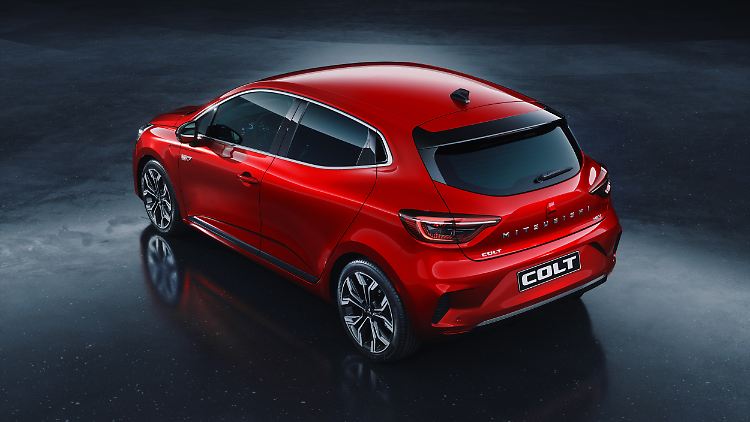 Das Heck des neuen Mitsubishi Colt unterscheidet sich ausschließlich durch den Modellschriftzug vom Renault Clio. Der Griff für die Fondtüren versteckt sich im Bereich der C-Säule, dadurch wirkt der Kleinwagen coupéartig.