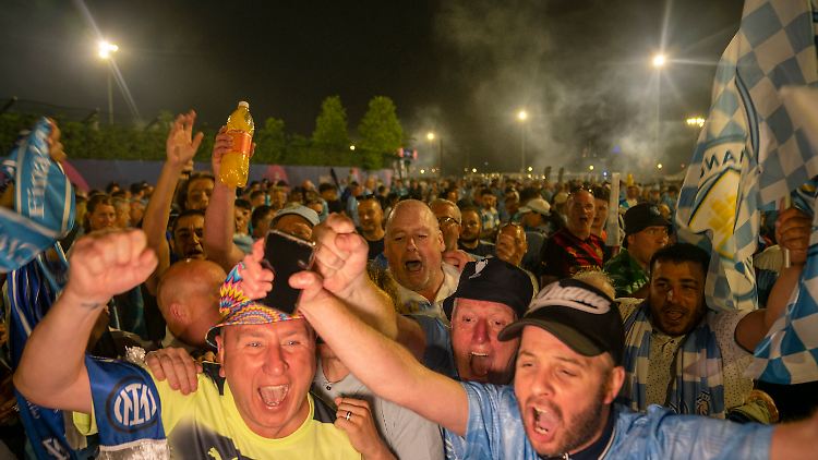 Fans von Manchester City vor dem Atatürk-Stadion.