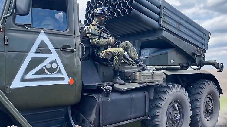 Ein russischer Soldat auf einem Grad-Raketenwerfer im Osten der Ukraine. 