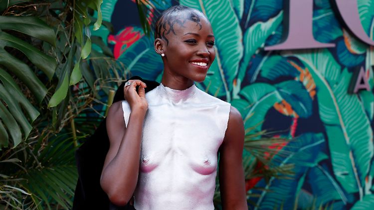 Die pakistanische Künsterlin Misha Japanwala entwarf den silbernen Brustpanzer für Lupita Nyong'o.