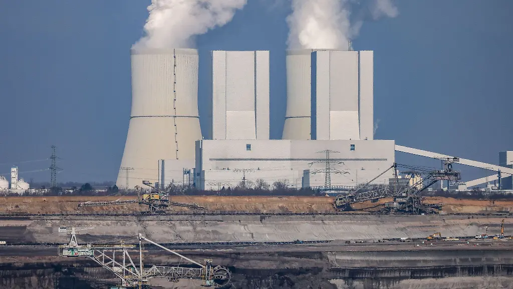 Schaufelradbagger-und-ein-Absetzer-arbeiten-im-Tagebau-Vereinigtes-Schleenhain-vor-der-Kulisse-des-Kraftwerks-Lippendorf