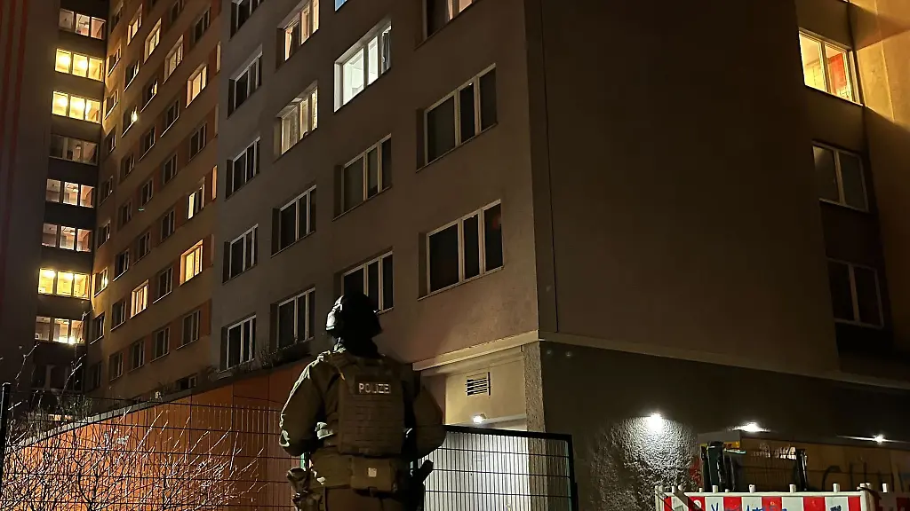 Ein-Polizist-steht-vor-einem-Hochhaus-in-Berlin-Friedrichshain