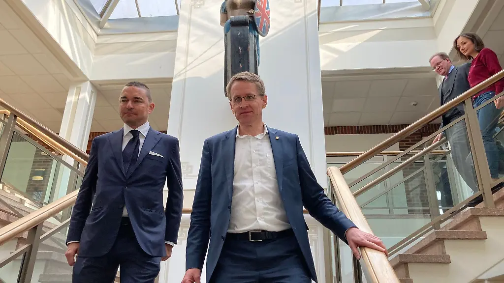 Lars-Windhorst-l-und-Schleswig-Holsteins-Ministerpraesident-Daniel-Guenther-CDU-gehen-eine-Treppe-im-Verwaltungsgebaeude-der-Flensburger-Schiffsbau-Gesellschaft-herunter