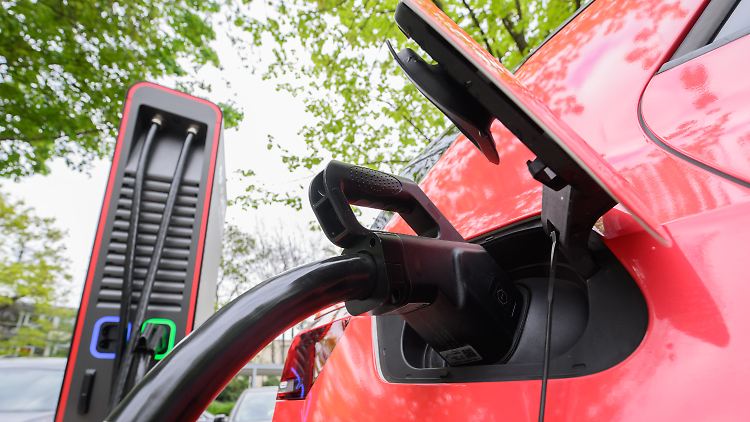Fragen, die sich beim Urlaub mit dem Elektroauto stellen: Wie weit komme ich damit? Und wo kann ich laden und zu welchem Preis?