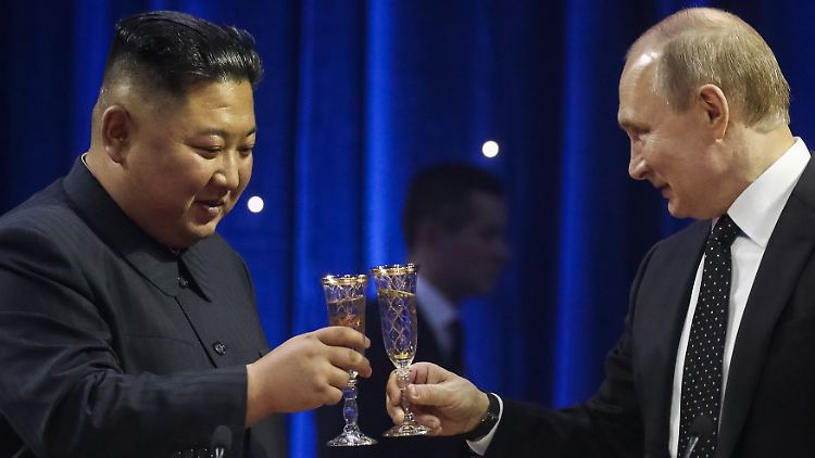 Kim Jong Un (l.) wünscht sich eine engere Beziehung zu Russland.