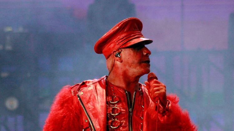 Rammstein-Sänger Till Lindemann lässt die Vorwürfe gegen ihn als ausnahmslos unwahr zurückweisen.