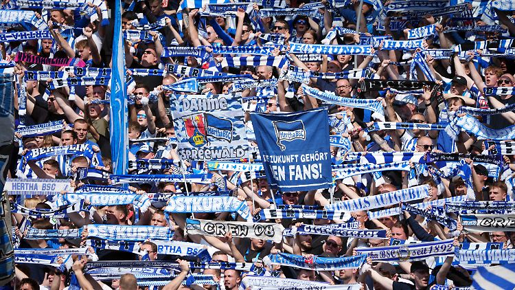 Gehen auch in der Saison 2023/2024 nicht nach Hause: Die Fans von Hertha BSC. 