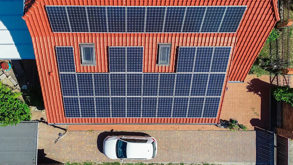 Unabhaengiger-vom-Stromversorger-Mit-einem-Batteriespeicher-lassen-sich-Teile-des-selbst-erzeugten-Sonnenstroms-speichern-und-bei-Bedarf-nachts-oder-in-der-Daemmerung-zeitversetzt-nutzen