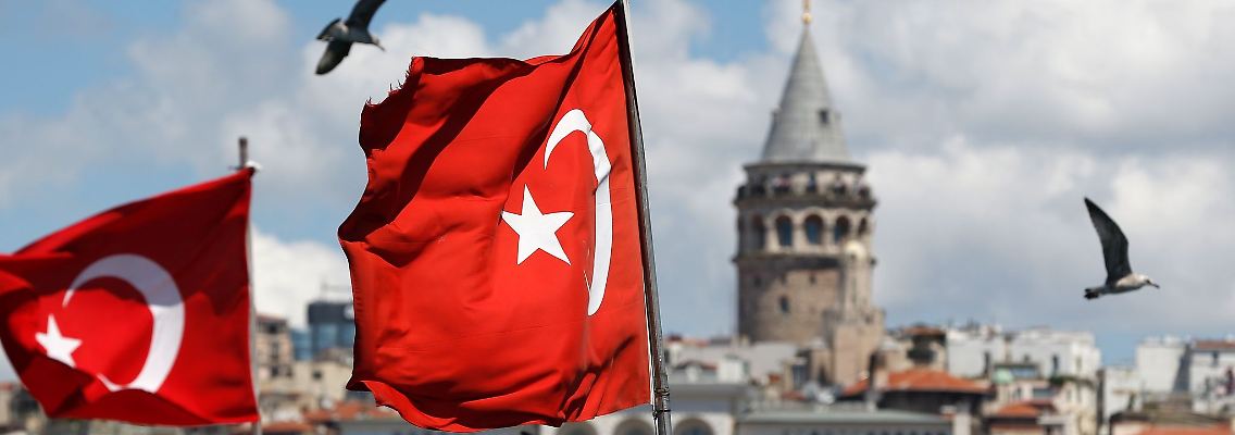 Türkische Flaggen wehen in Istanbul. Der Leitindex ISE 100 ist auf ein Rekordhoch geklettert, doch die Geldentwertung geht weiter.