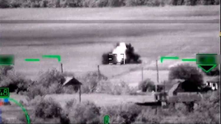 Bild aus einem Video des russischen Verteidigungsministeriums, das nach russischer Darstellung die Zerstörung eines Leopard-Panzers zeigt - tatsächlich aber die eines Mähdreschers. Für die Ukraine läuft es aktuell trotzdem eher ernüchternd, sagt Markus Reisner.
