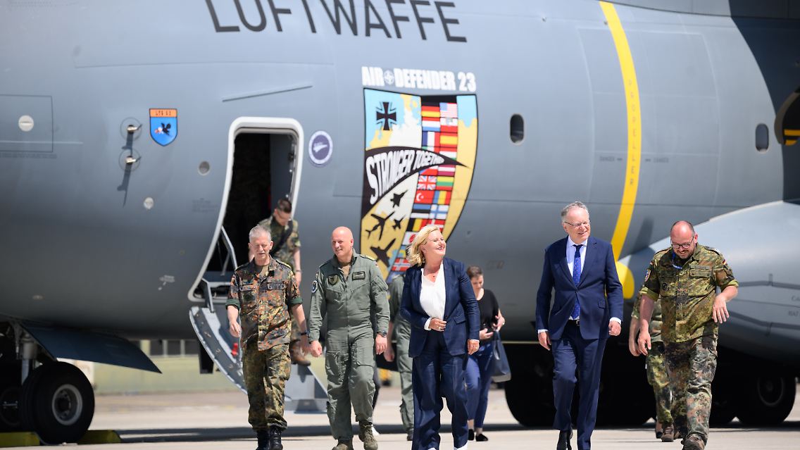 Generalleutnant Martin Schelleis (l-r), Inspekteur Streitkräftebasis, Generalleutnant Ingo Gerhartz, Inspekteur der Luftwaffe, Eva Högl, Wehrbeauftragte des Deutschen Bundestages, Stephan Weil, Ministerpräsident Niedersachsen, und Oberstleutnant Matthias Boehnke, Pressesprecher Luftwaffe, vor einem A400M der Luftwaffe.