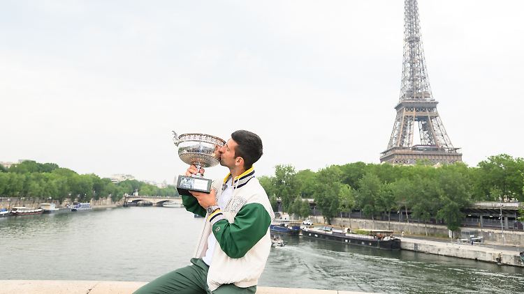 Novak Djokovic ist süchtig nach Pokalen. 
