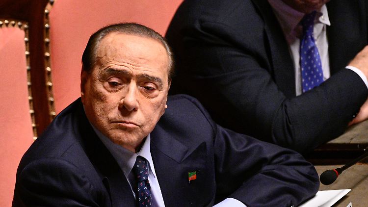 Zuletzt sah Berlusconi sich in der Rolle des altehrwürdigen Staatsmanns, der Ministerpräsidentin Meloni die Türen zu den Mächtigen der Welt öffnen könnte. 