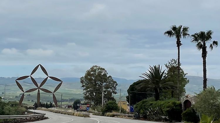 Die 26 Meter hohe Stern-Stahlskulptur von Pietro Consagra ist das Wahrzeichen des neuen Gibellina und des Belice Tals geworden. (