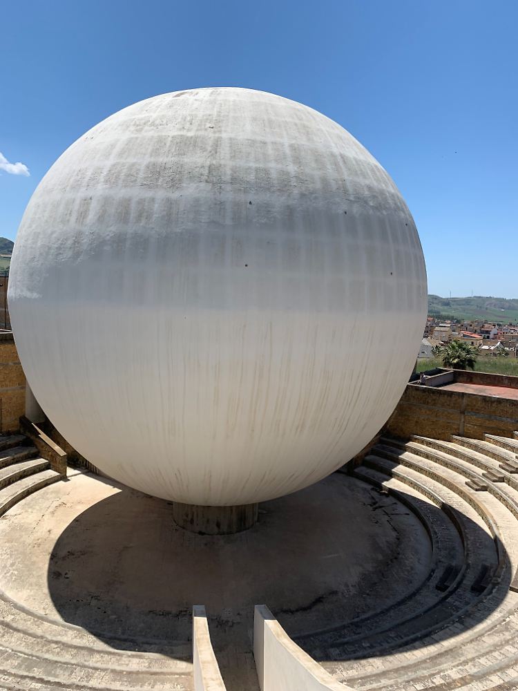 Die gigantischen Kugel und das Amphitheater gehören zur Kirche "Chiesa Madre" von Luisa Anversa und wurde 1985 -2010.