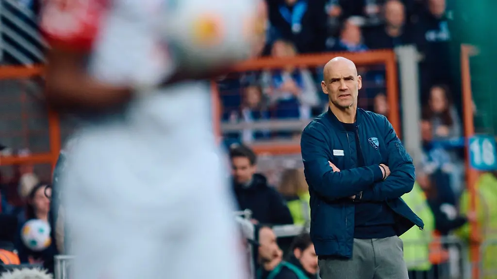 Bochums-Trainer-Thomas-Letsch-im-Stadion