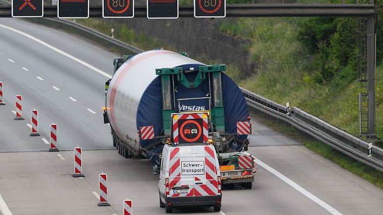 Ein Schwertransporter mit Teilen einer Windkraftanlage.