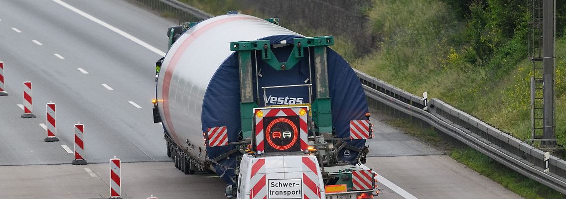 Ein Schwertransporter mit Teilen einer Windkraftanlage.