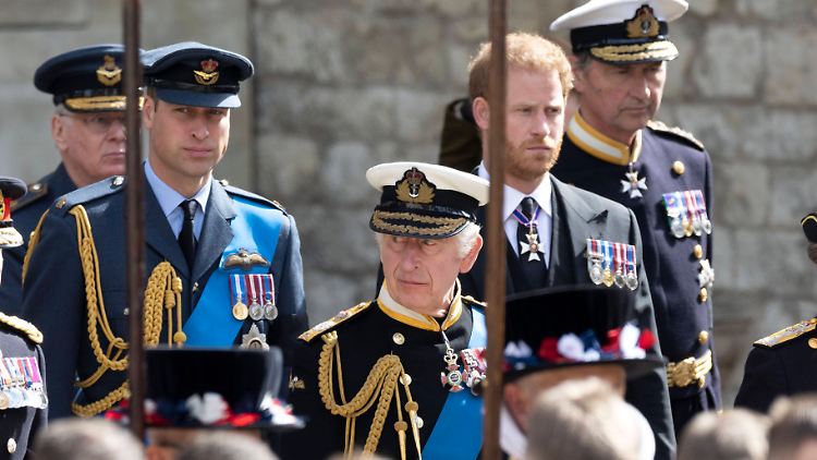 Auch räumlich (wie hier bei der Trauerfeier zum Tod von Königin Elizabeth II.) sind sich Charles und sein Sohn Harry immer seltener nah.
