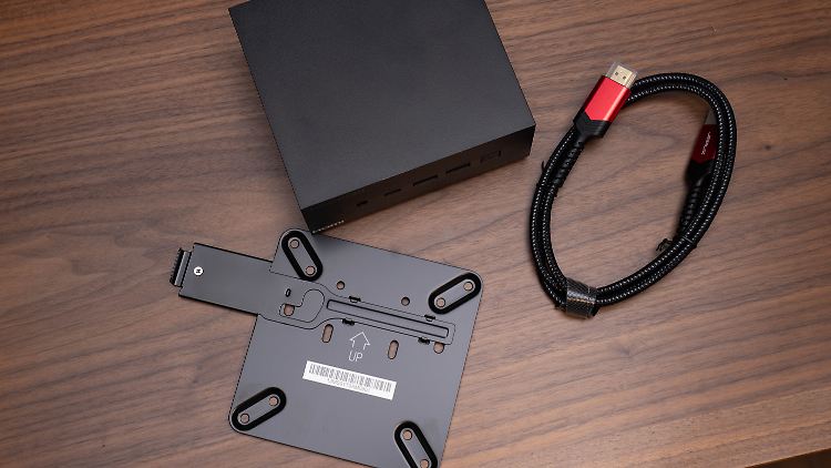 Zum Lieferumfang gehören ein HDMI-Kabel sowie eine Metallplatte, um den Computer auf der Rückseite von Monitoren zu befestigen.