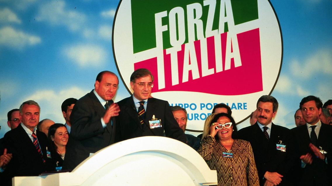Berlusconi und sein Vertrauter Dell'Utri 1998 bei einem Forza-Italia-Parteitag. Die Parteigründung war Dell'Utris Idee.