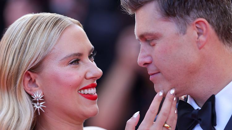 Er ist introvertiert, sie extrovertiert: Johansson mit ihrem Mann Colin Jost Ende Mai. 