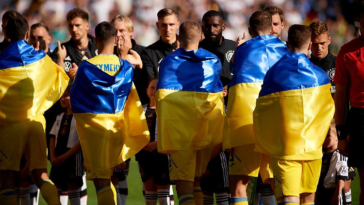 Die ukrainischen Fußballer liefen mit der Nationalflagge um die Schultern ins Stadion ein.
