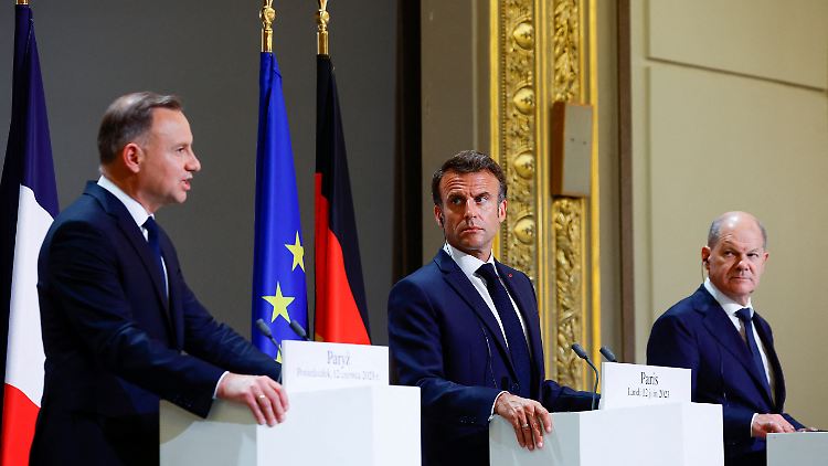 Die Ukraine warte auf eindeutige Signale, betont Duda in Paris.