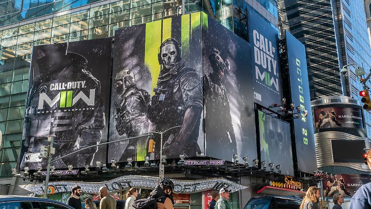 "Call of Duty"-Werbung am New Yorker Times Square. Die FTC ist der Ansicht, dass Microsoft durch die Übernahme von Activision zu viel Marktmacht im Geschäft rund um Spielekonsolen bekommen würde. 