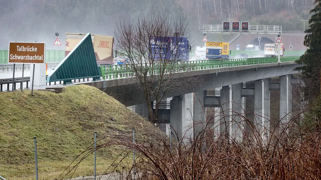 Fahrzeuge-fahren-auf-der-Autobahn-A71-ueber-die-Talbruecke-Schwarzbachtal-in-den-Tunnel-Alte-Burg