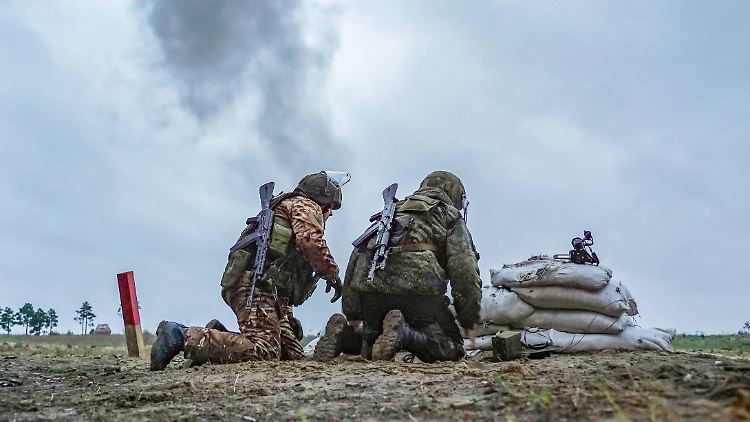 Russische Kämpfer in Cherson. Wer nicht an der Front sterben will, dem droht offenbar Erschießung durch die eigenen Truppen.