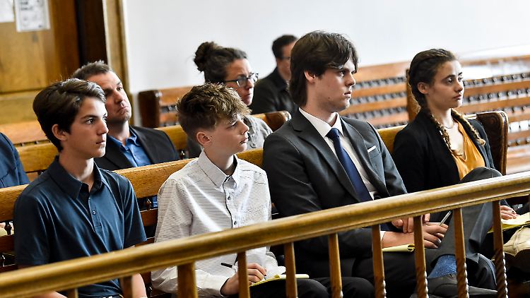 Machen sich vor Gericht Notizen: Die Klägerinnen und Kläger werfen Montana vor, ihnen durch die Klimakrise, Schaden zugefügt zu haben.