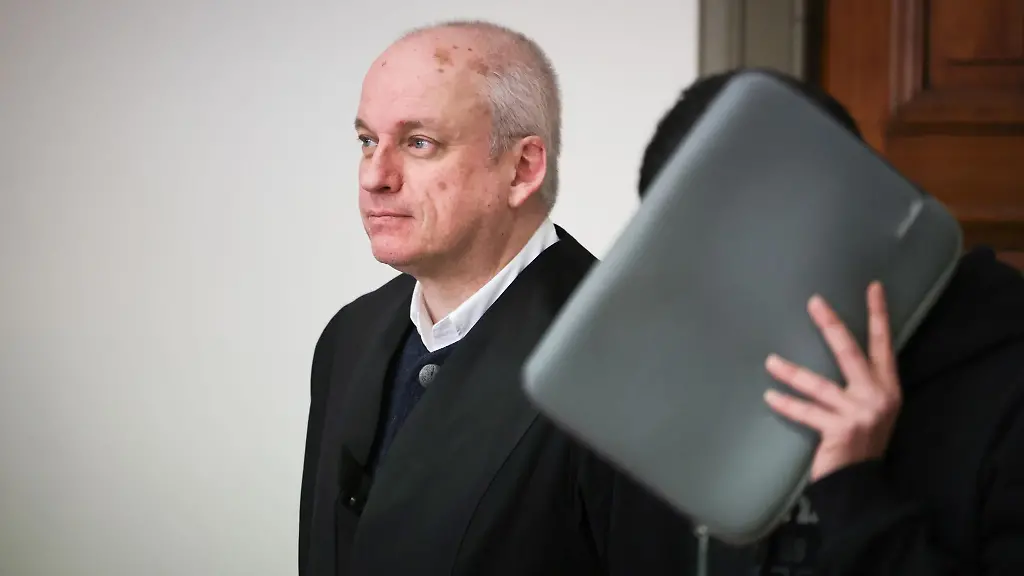 Der-Angeklagte-und-sein-Anwalt-Alexander-Kirmess-l-stehen-im-Gerichtssaal
