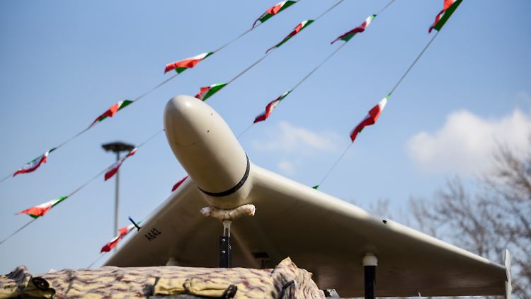 Eine Shahed-136 wird in Teheran während einer jährlichen Kundgebung zum Gedenken an die islamische Revolution 1979 ausgestellt. 