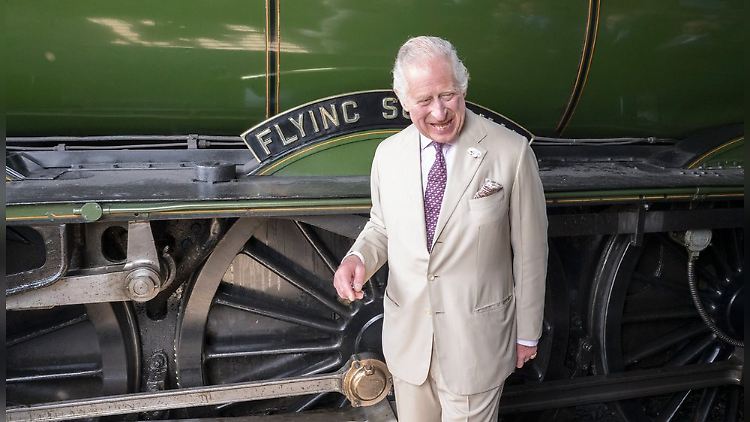 Hat die Zugfahrt offenbar genossen: König Charles III.