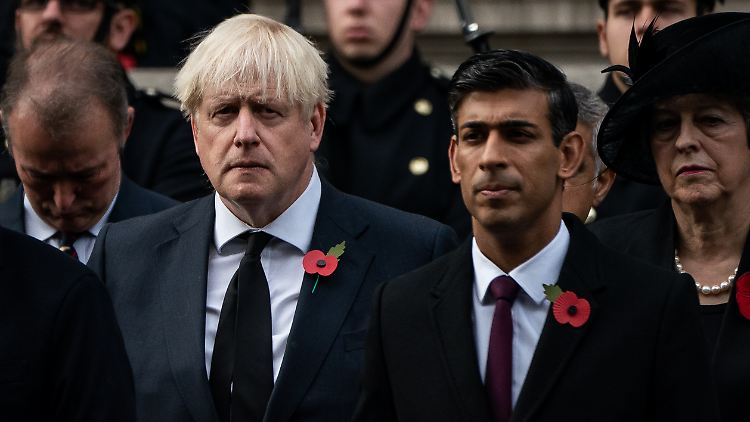 Boris Johnson (l.) und der britische Premierminister Rishi Sunak im November in London. 