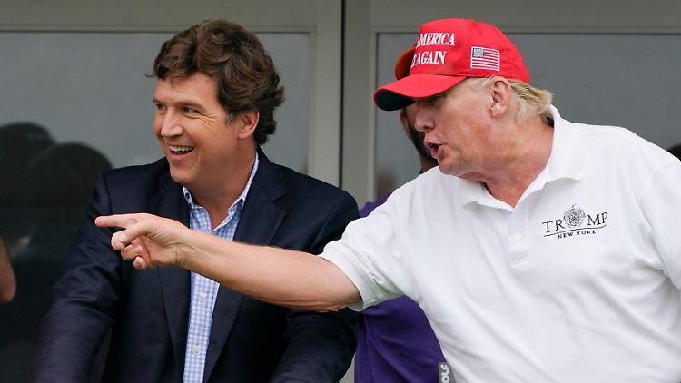 Tucker Carlson (l.) neben dem Ex-Präsidenten Donald Trump bei einem Golf-Event 2022. Trump war ein häufiger Interview-Partner des rechten Moderators.