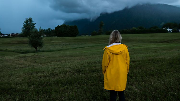 Mit einer im Volksmund oft "Friesennerz" genannten Regenjacke lässt sich auch unfreundlichem Wetter trotzen. Die Grundlage für das wasserdichte Material wurde mit Charles Macintoshs Erfindung vor 200 Jahren gelegt.