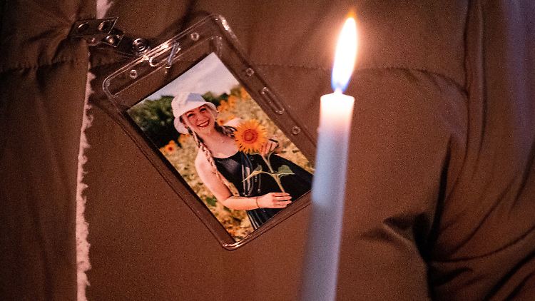 Ein Foto der Lehrerin Abby Zwerner während einer Mahnwache, nachdem sie von einem 6-Jährigen schwer verletzt wurde.