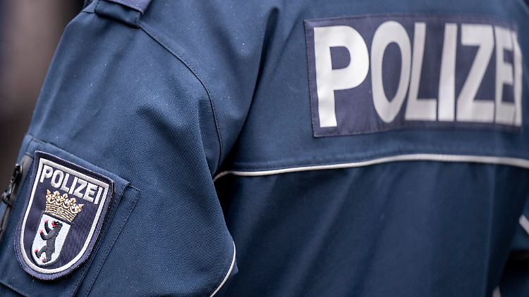 Gegen einen Berliner Polizisten des Mobilen Einsatzkommandos wird wegen eines Sexualdelikts ermittelt. Er befindet sich weiterhin auf freiem Fuß.