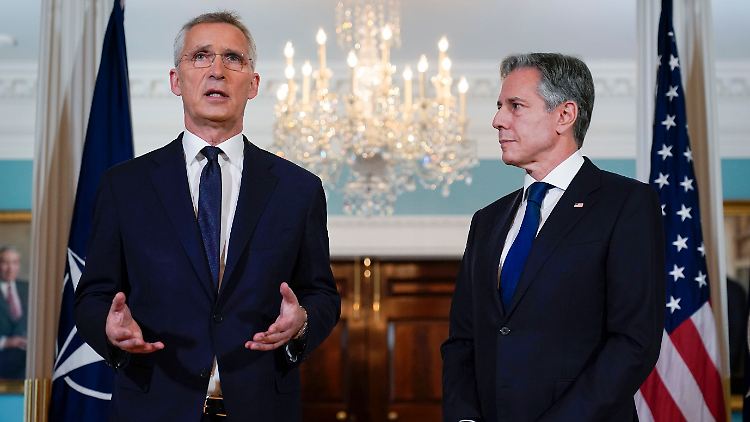NATO-Generalsekretär Stoltenberg bei einem Treffen mit US-Außenminister Blinken.