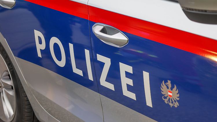 Durch einen Hinweis des getrennt lebenden Vaters wurden Behörden auf die Familie aufmerksam. Eine Sozialarbeiterin fand den Jungen gerade noch rechtzeitig.