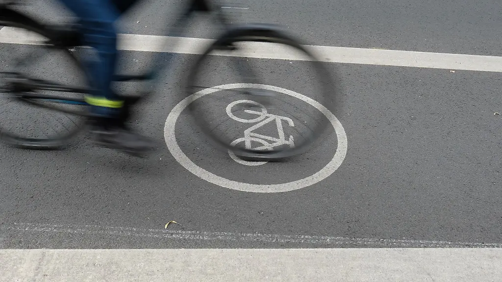 Ein-Fahrradfahrer-ist-auf-einer-Strasse-auf-dem-Radfahrstreifen-unterwegs