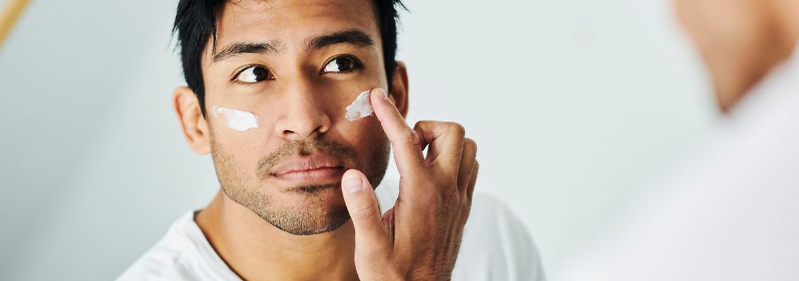 Sonnencreme fürs Gesicht: Fettglanz oder trockene Haut müssen nicht sein.