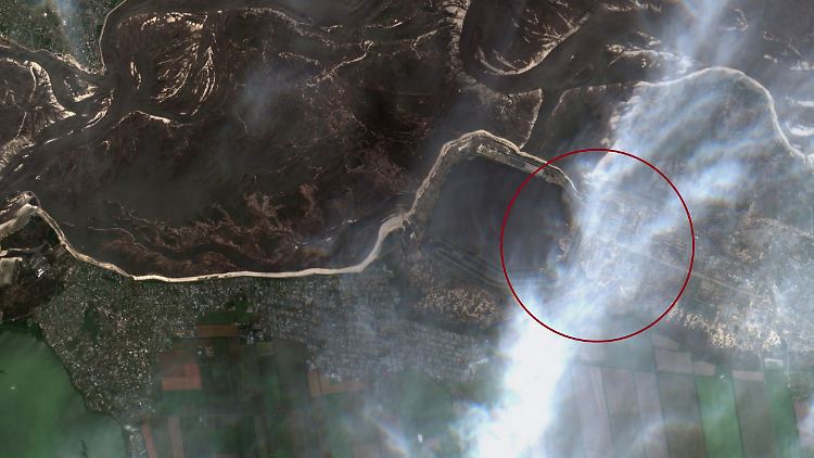 Die Situation am Kachowka-Stausee eine Woche nach dem Dammbruch: Blick auf das AKW Saporischschja (im roten Kreis).