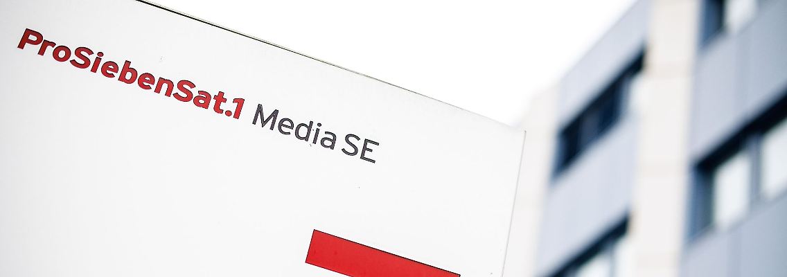 Das Logo und der Schriftzug der "ProSiebenSat.1 Media SE" im bayerischen Gewerbegebiet Unterföhring vor einem Gebäude des Unternehmens.
