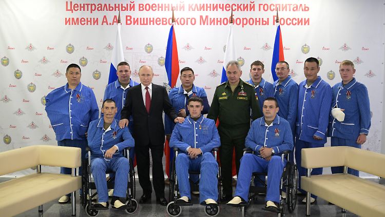 Putin und Schoigu posierten nach der Ordensvergabe mit den Soldaten für ein Foto. 
