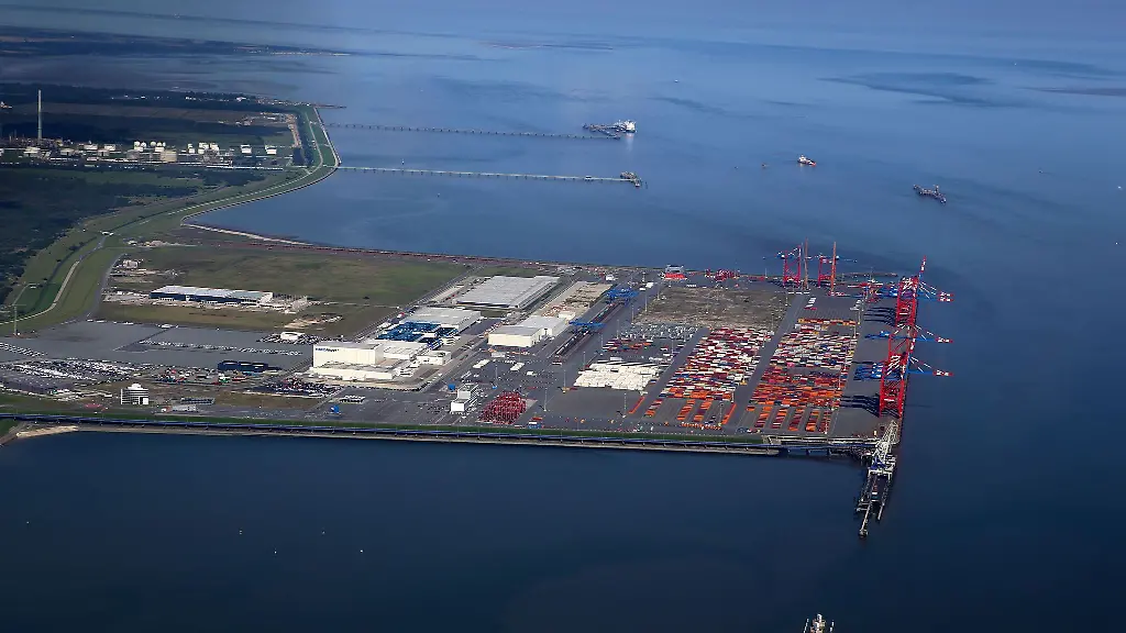 Der-Jade-Weser-Port-Deutschlands-einzigem-Tiefwasserhafen-Luftaufnahme-aus-einem-Kleinflugzeug
