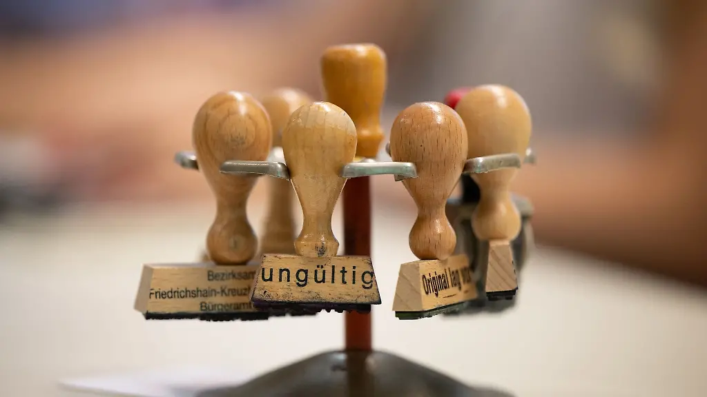 Ungueltig-steht-im-Ausbildungsbuergeramt-auf-einem-Stempel