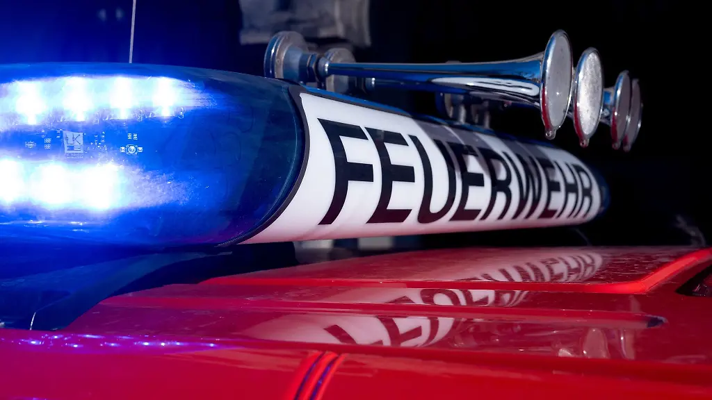 Ein-Fahrzeug-der-Berufsfeuerwehr-Muenchen-mit-der-Aufschrift-Feuerwehr-steht-an-der-Feuerwache-1-in-der-Fahrzeughalle